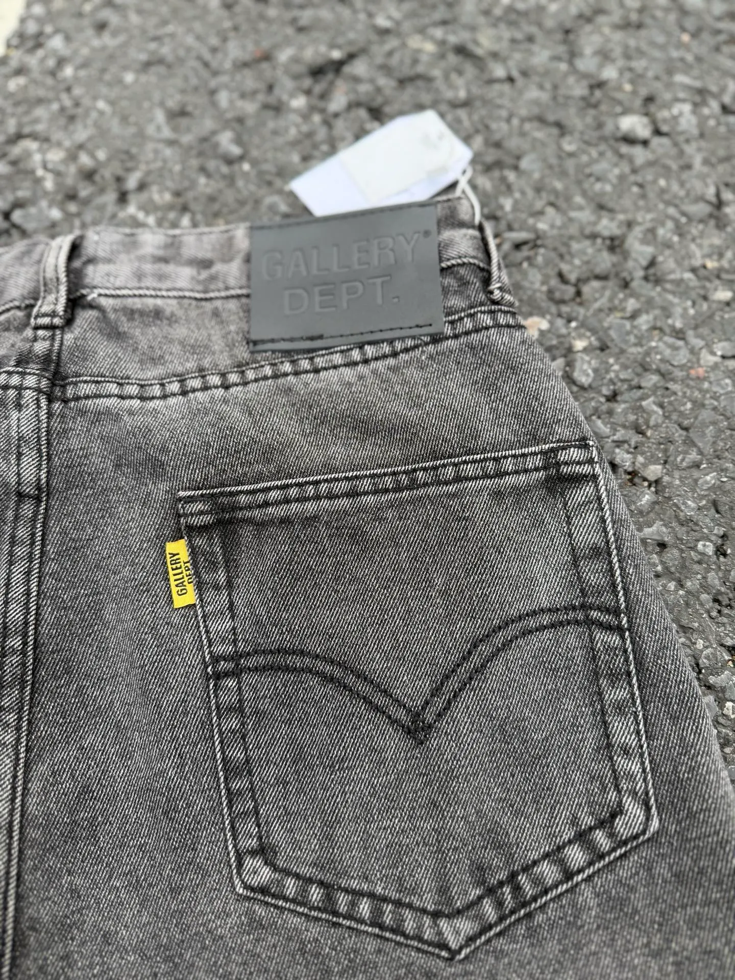 #8212 P246💰 GALLERY DEPT. LA Flared The first generation of Vintage spliced loose washed flared jeans - The original version is purchased and patterned to truly restore the ultimate texture of Vintage - The original hardware accessories, washed and other elevators, QR code analysis are all purchased from the original factory, high degree of restoration, you are welcome to compare with a certain product ~ - Three-dimensional version, loose and comfortable, not picky about the figure, taller and slimmer, factory Seiko, original factory quality control, same style for men and women, can be matched with couples Versatile recommendation: must-have jeans for all seasons - Sizes: 28 30 32 34 36